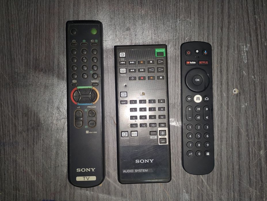 Comandos televisão 2 Sony e 1 da MEO novo
