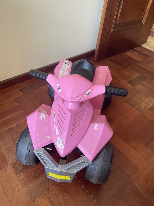 Moto a quatro rodas rosa sem motor