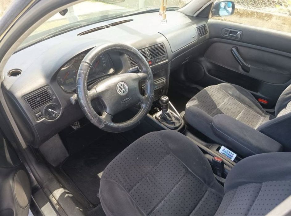 Vendo golf 1.4 , Motor esta bom , cambio bom , pneus bons , iuc ok pago , inspeção valoda ate 2027 , tem avaria no cabo do vidro do passageiro !