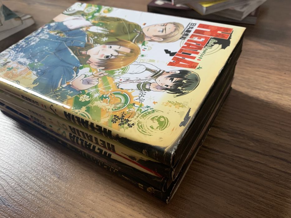 Axis Power Hetalia - pierwsze 4 tomy - stan po pożarowy