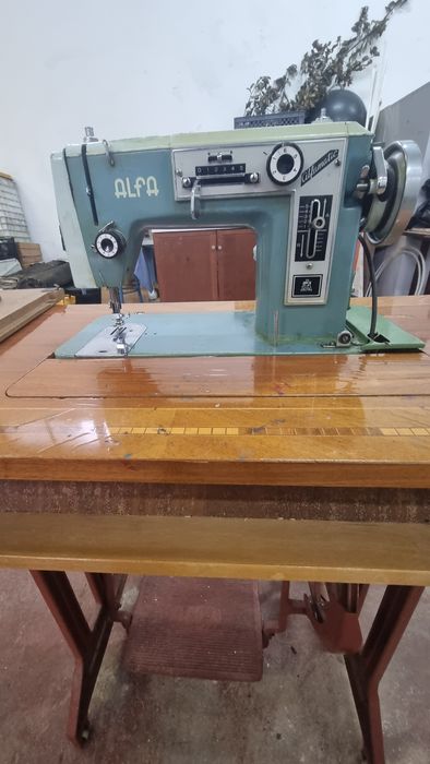 Duas máquinas costura vintage