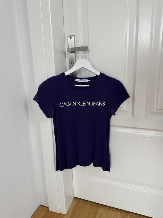 Calvin Klein Jeans – fioletowy T-shirt damski XS