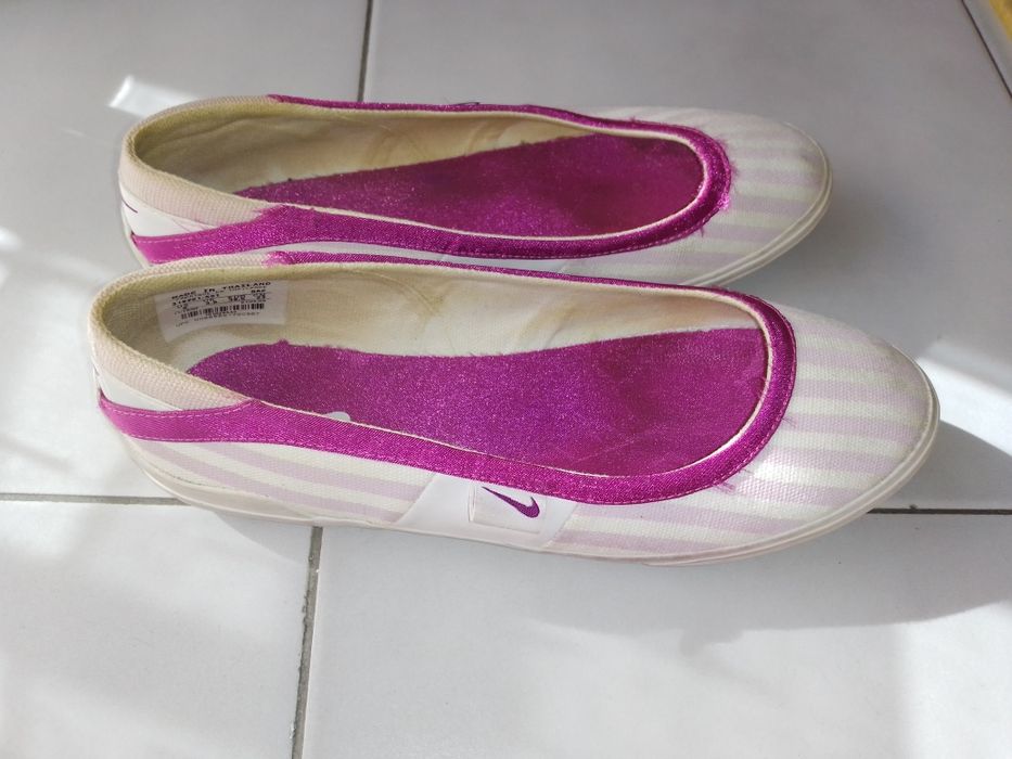 Sabrinas de riscas lilás e branco da marca Nike