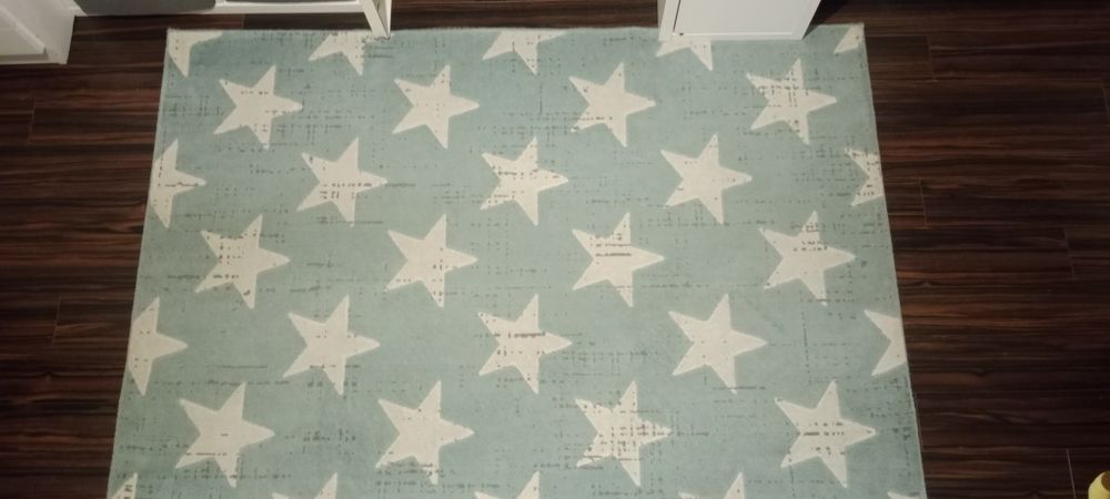 Dywan do pokoju dziecięcego - miętowy w białe gwiazdy.