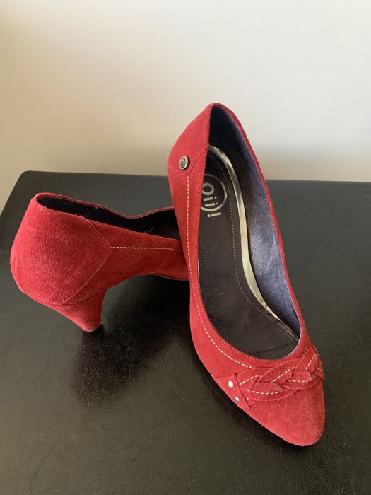 Sapatos vermelhos camurça