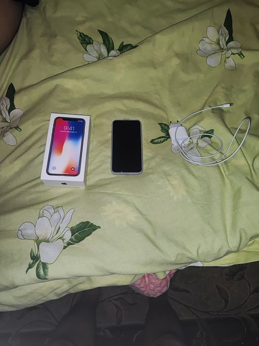 Продам айфон х 64г.