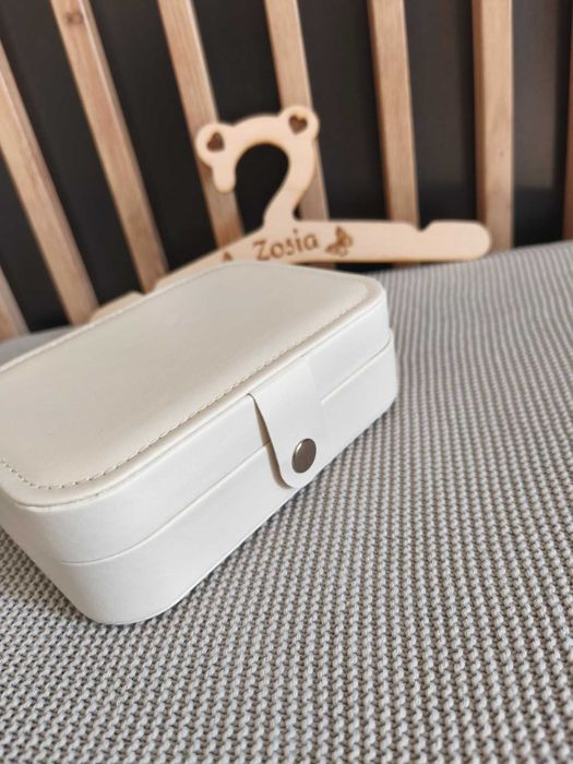 Beżowa kosmetyczka nowa na biżuterię kolczyki duża pojemna szkatułka