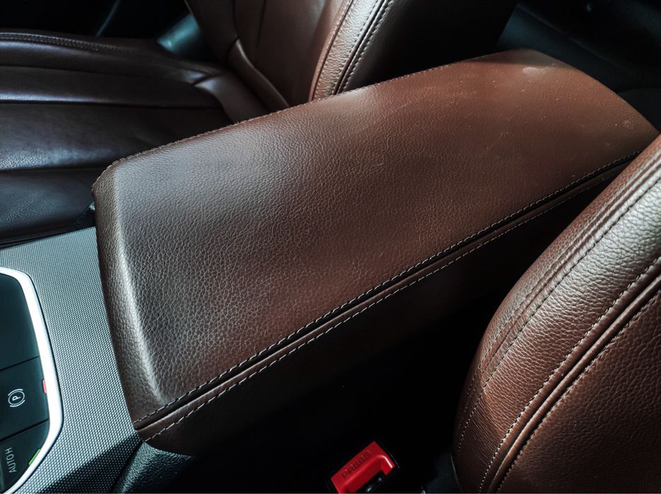 BMW 330e estofos em pele com garantia