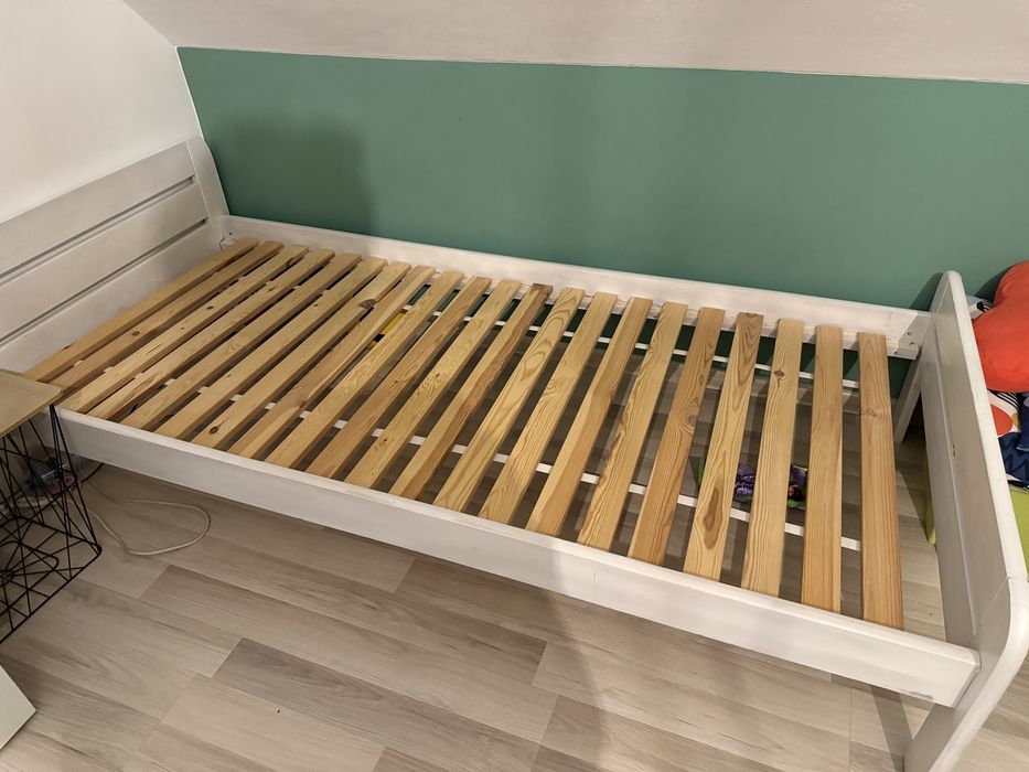 Drewniane łóżko młodzieżowe