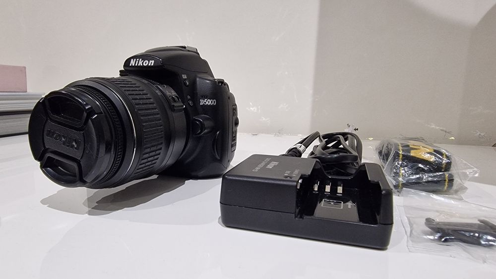 Nikon D5000 + Lente 18-55mm  + extras