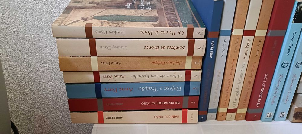 Lote de 15 livros - Anne Perry, Lindsay Davis e Karen Chance