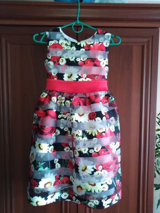 Продам нарядное платье для девочки.