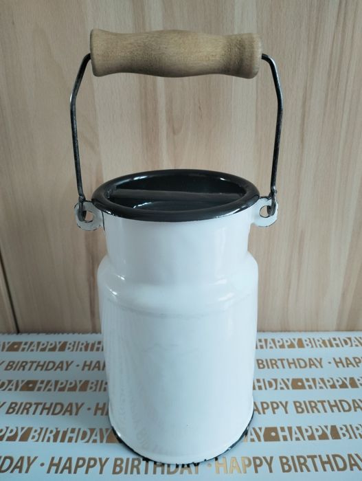 Emaliowana kanka na mleko