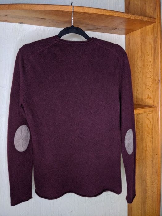 Светр з v-подібним вирізом allude, ідеальний стан.