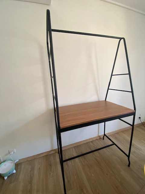 Mesa de cozinha com arrumação castanha e preta