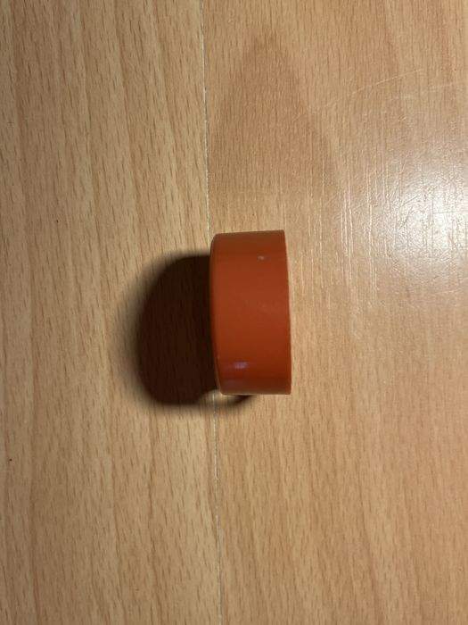 Okrągła czerwona plastikowa temperówka