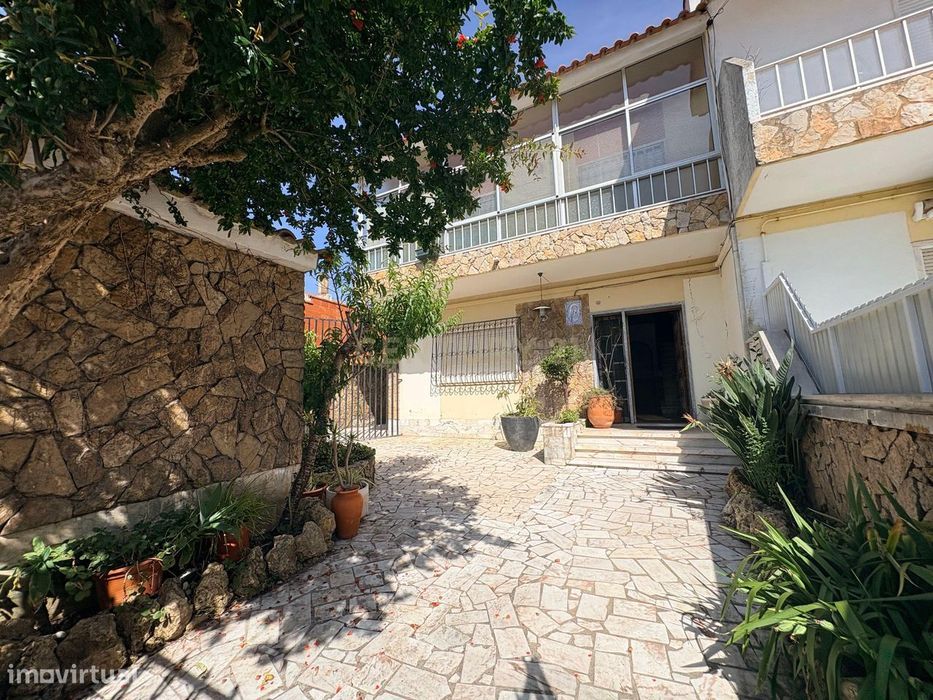 Espaçosa Moradia T5+1 com garagem e jardim no Algueirão, Sintra