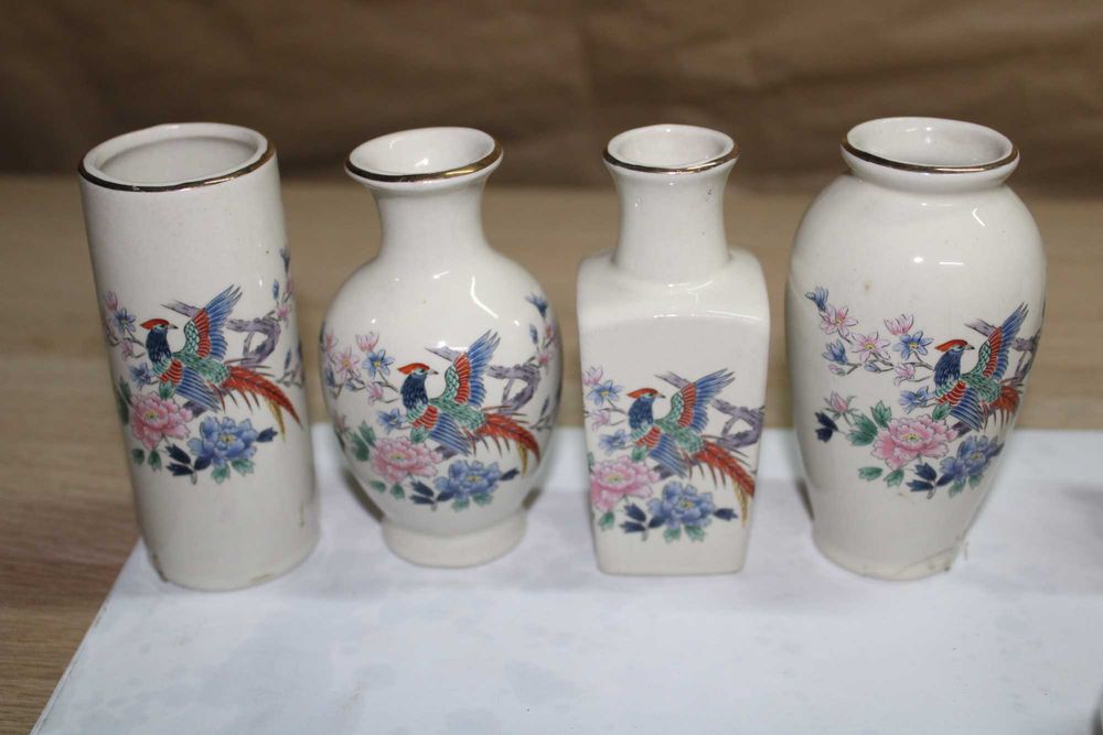 Várias miniaturas em loiça