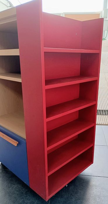 Móvel com prateleiras