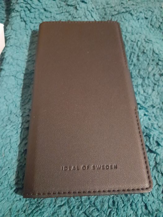 Etui z klapką ideal of sweden do iPhone 13