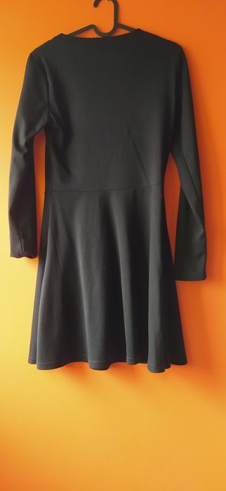 Czarna sukienka do kolana