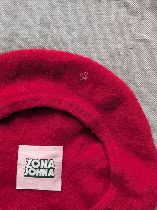Czerwony wełniany beret Żona Johna kwiatek
