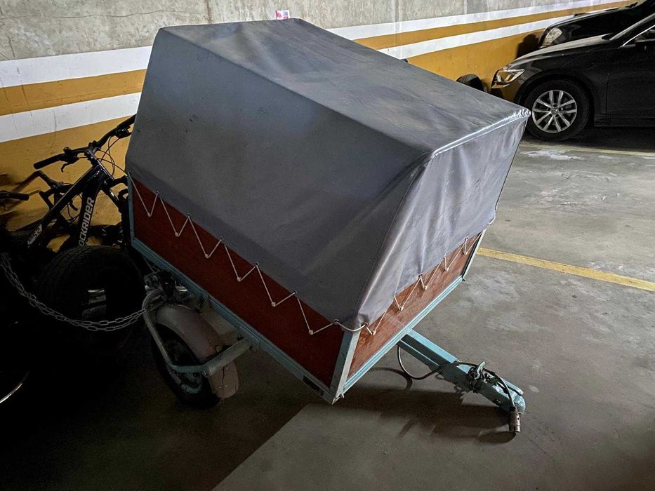 Reboque com toldo