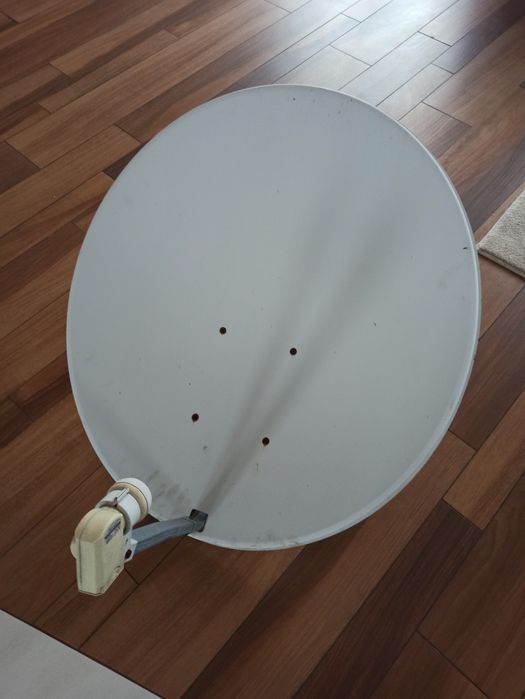 Duża antena satelitarna, konwerter.