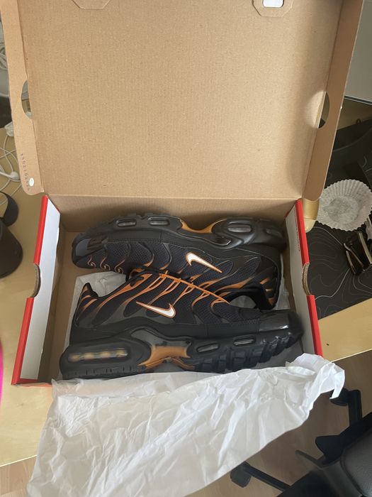 air max plus tn preto e laranja