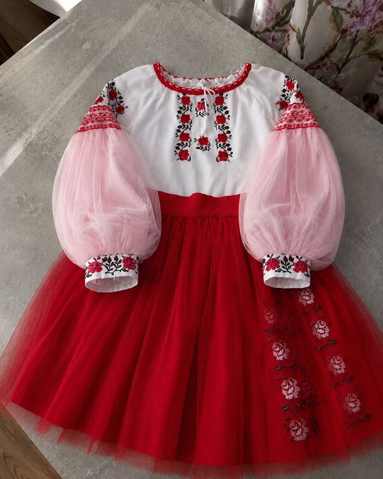 Святковий вишитий костюм для дівчинки ( спідниця та блуза)