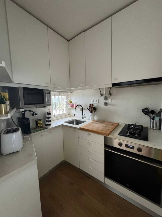 Arrendamento de apartamento com varanda e AC na Praia de Carcavelos