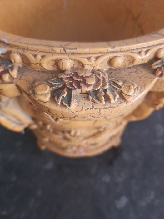 Vaso em Louça  com figuras