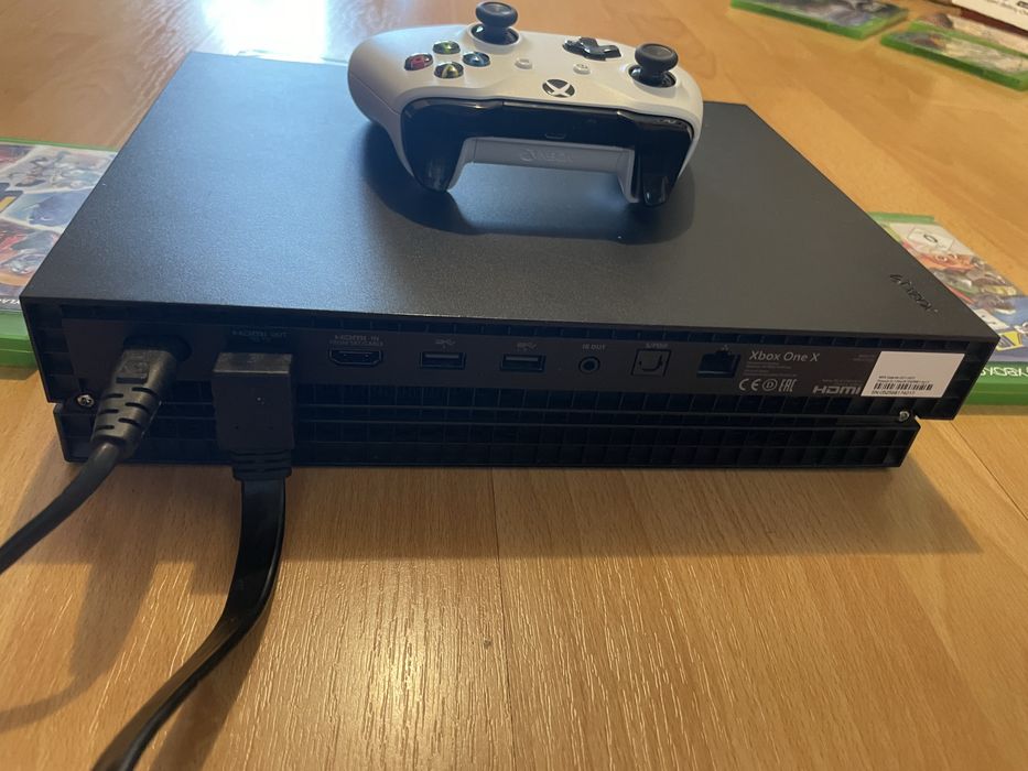 Konsola Xbox One X 1Tb + 4 gry