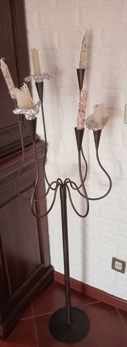 Castiçal de pé, em ferro, antigo