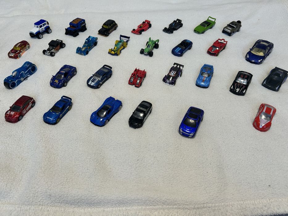 HotWheels колекційні машинки - мініатюрні моделі