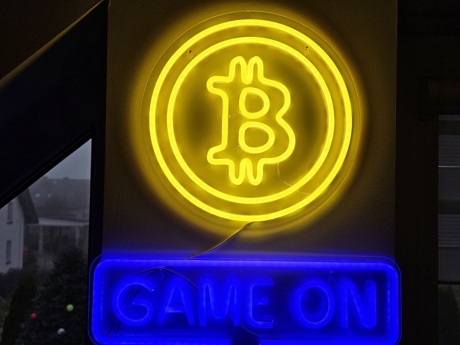 Neon znak bitcoin gamingowy żółty Styl