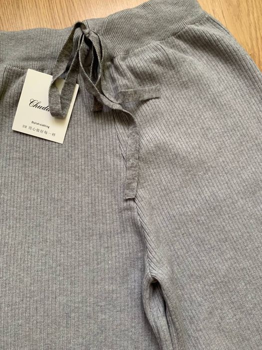 Сірі жіночі штани, широкі в рубчик
