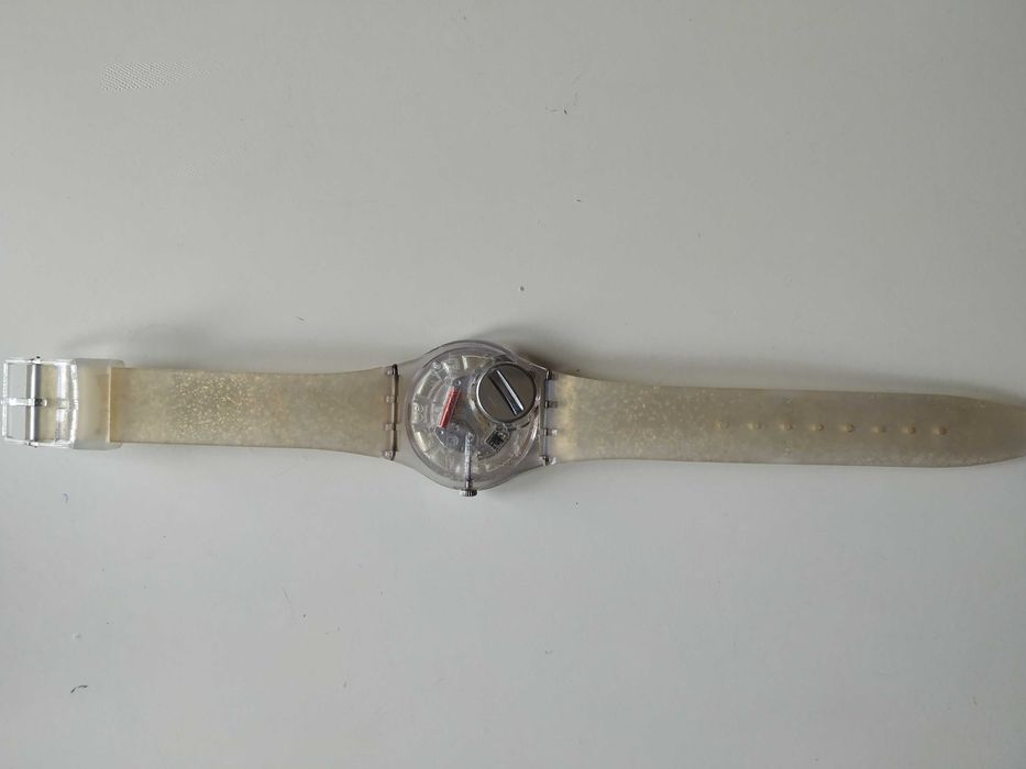 Relógio Swatch bracelete dourada e brilhantes