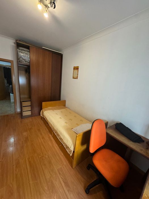 Quarto disponível para arrendamento.