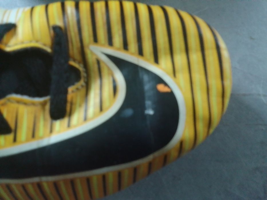 Buty do piłki nożnej r. 38.5