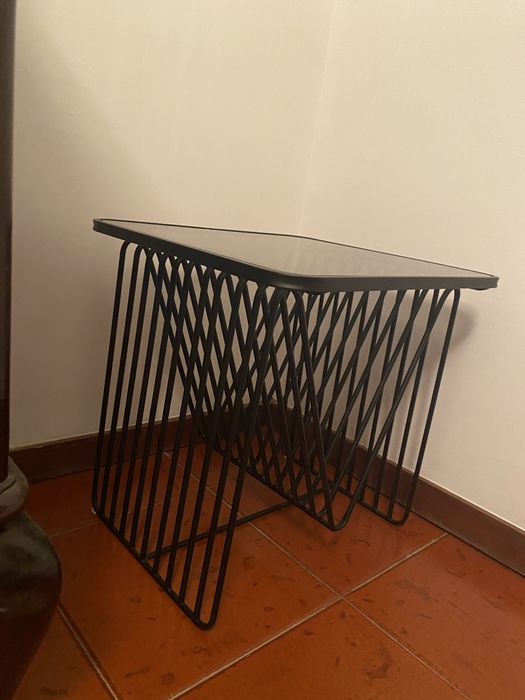 Mesa preta com tampo de vidro da homa