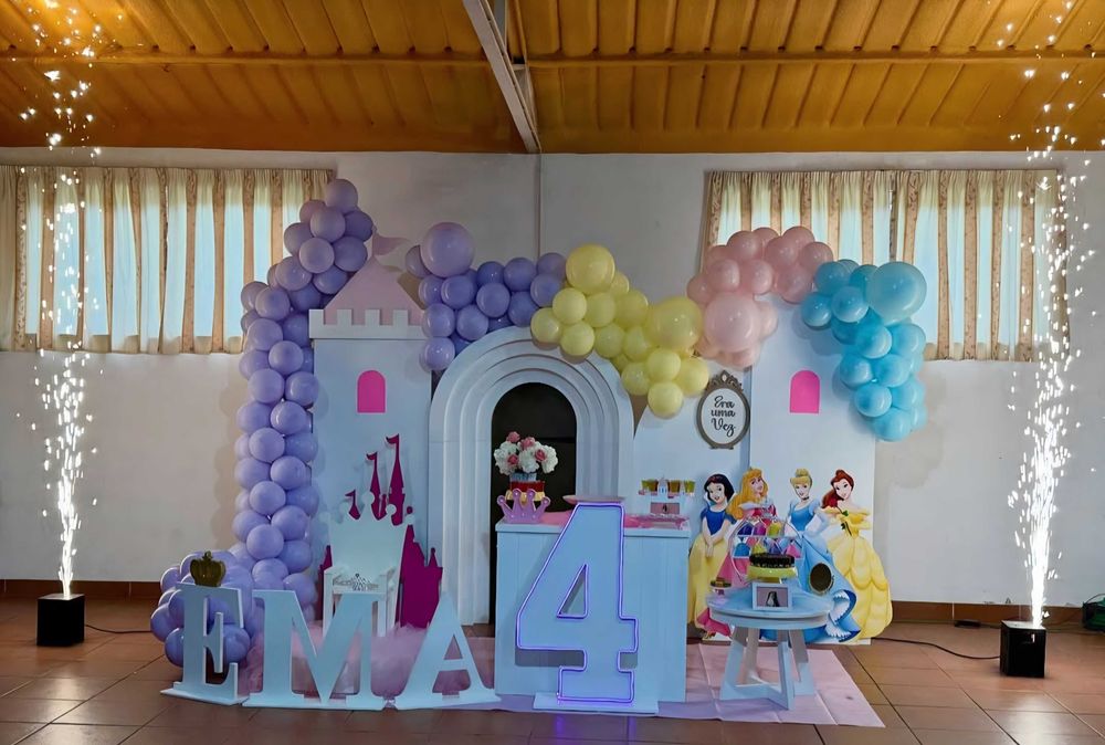 Mobiliário, dispositivos e artigos de decoração de festas