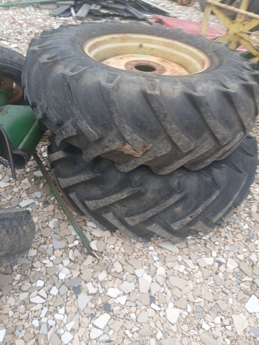 Kompletne koła 18-30  rozmiar  do kombajnu John Deree 530