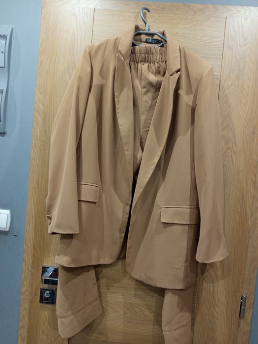 Piękny karmelowy garnitur damski rozmiar S/XL Minouu