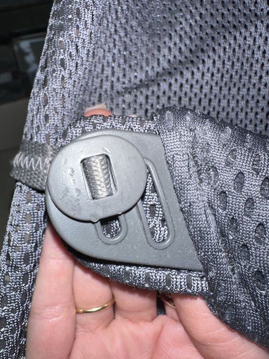 Bujak babybjörn antracytowy Mesh + zabawka