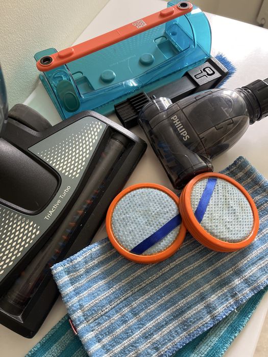 Uszkodzony odkurzacz bezprzewodowy z funkcją mopa Philips PowerPro Aqua