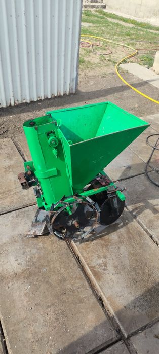 Картопле сажалка до мотоблока