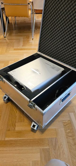 Projektor Panasonic PT-DZ570E Full HD WUXGA + profesjonalny case