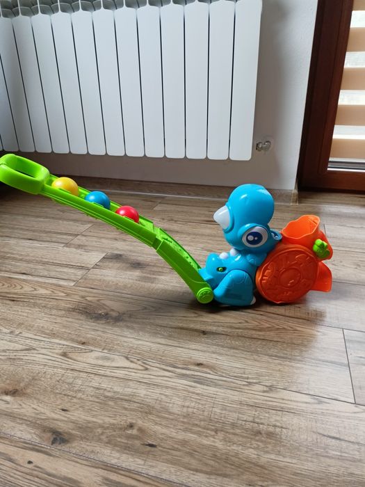 Dinozaur pchacz z piłeczkami