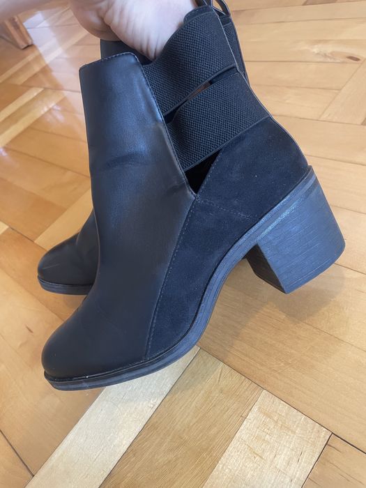 Botki na słupku czarne Bershka